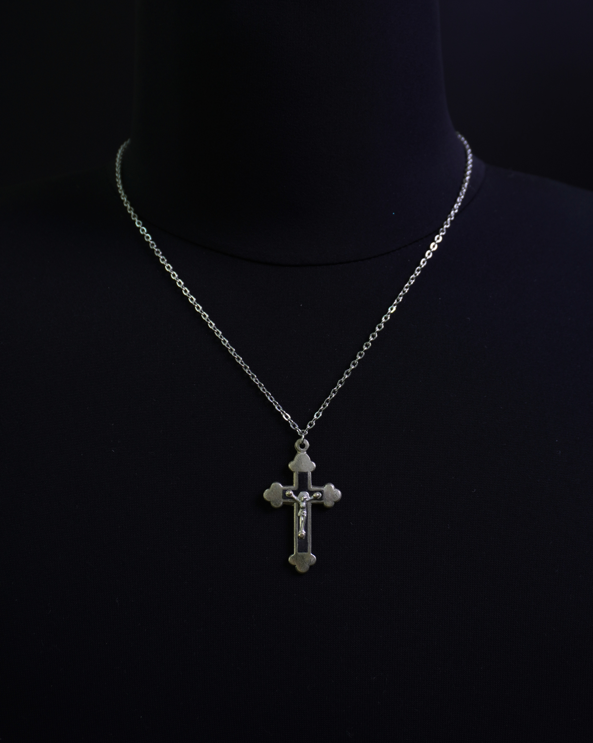 Le Crucifix Vintage